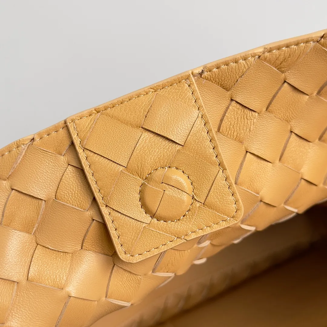 The 2023 new Andiamo batch of 2260 BV has been shipped‼ ️Really popular🔥The new Andiamo woven handbag launched by Bottega Veneta this season is really popular all over the world! ! Celebrities at home and abroad have worn it, and Oscar-winning actress Michelle Yeoh has taken it out on the street. Song Jia, Trai Yara, Yu Feihong, Sanji Ayaka, Rosie Hunting-Whiteley, Yoshioka Riho, etc. have all picked up this bag. It is classic and versatile, showing off its temperament, and the bag capacity is also large, which is very convenient for daily commuting! ! A variety of carrying methods, the shoulder straps can be adjusted by yourself, the original lambskin feels soft and delicate, and the unisex style breaks the gender boundaries and brings a more practical and long-lasting use experience. Andiamo, which has both elegant and casual styles, perfectly interprets the true appearance of "fashionable old money style". Style number: 743572 Size: 32*24*12